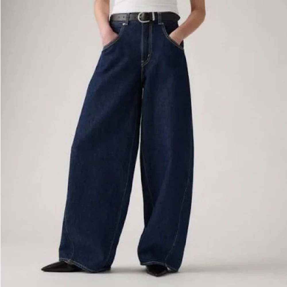 NEW Levi's Super Baggy Barrel Leg Blue Jeans in Dark Wash Women's 33 - Picture 2 of 13